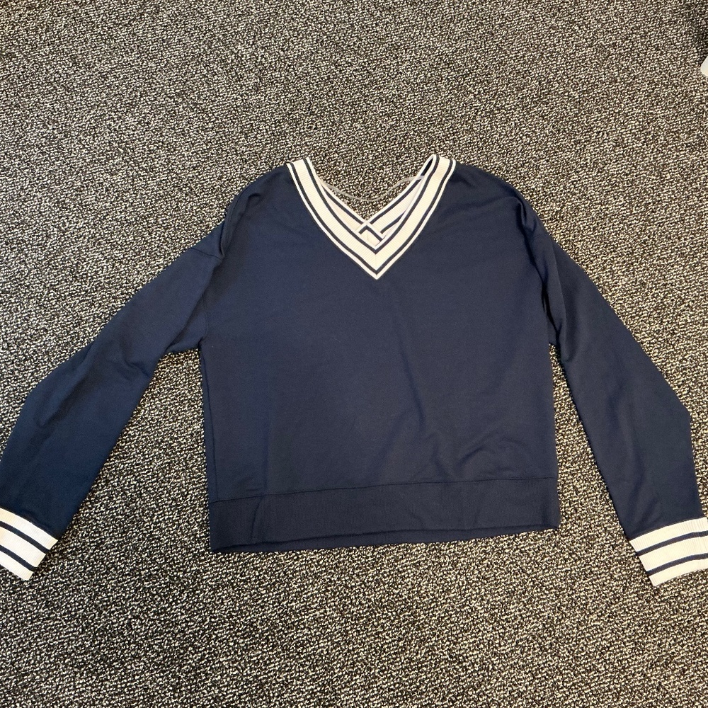 SINCERELY JULES NAVY & WHITE V-NECK LIGHTWEIGHT SWEATSHIRT SIZE MEDIUM